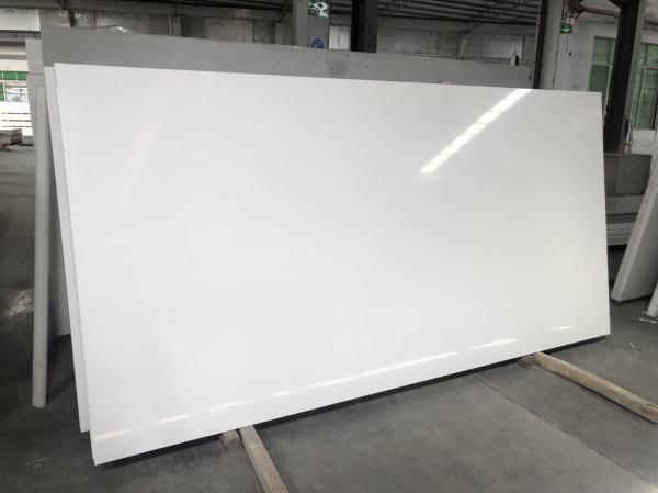 良質台所カウンタートップ/Worktop工学石のための白いミラーの水晶平板の穀物