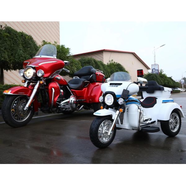 Дети едут на мотоцикле с моделью в красной краске