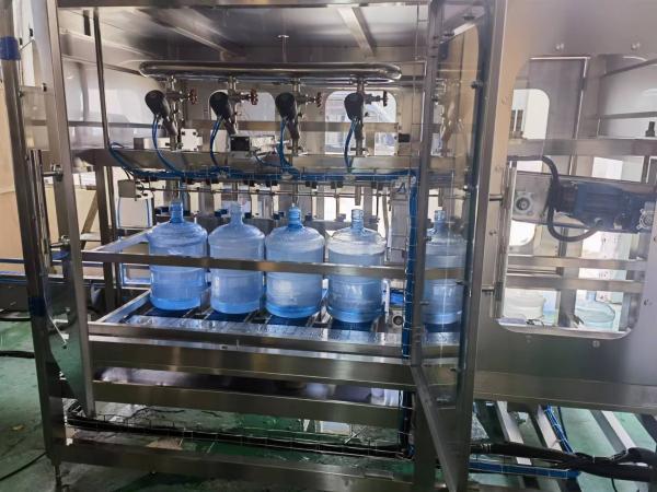 Instalação profissional de enchimento e tampa de lavagem de água mineral