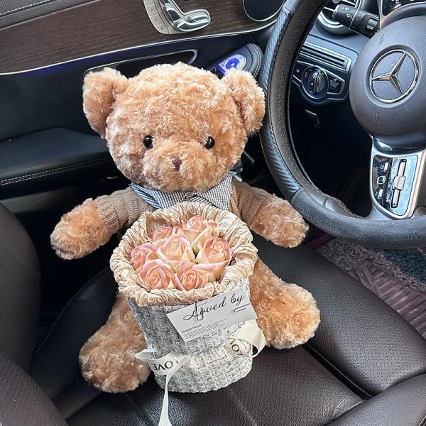 A teddy bear doll bouquet, a birthday gift for graduation on the Qixi Festival, a girl gives her best friend and girlfriend a teddy bear hug and a soap bouquet