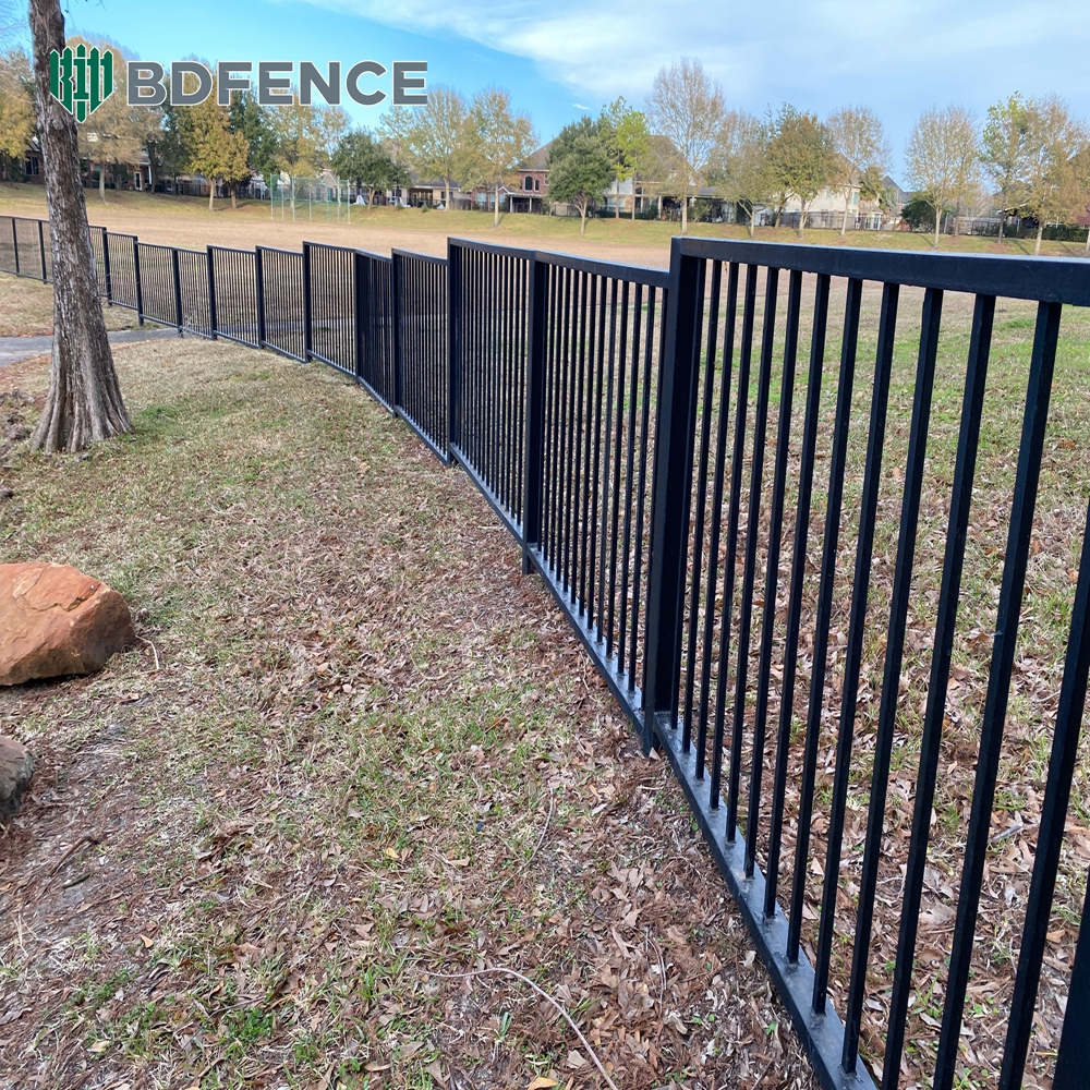 Стильный трубчатый стальной забор. Современный вид.