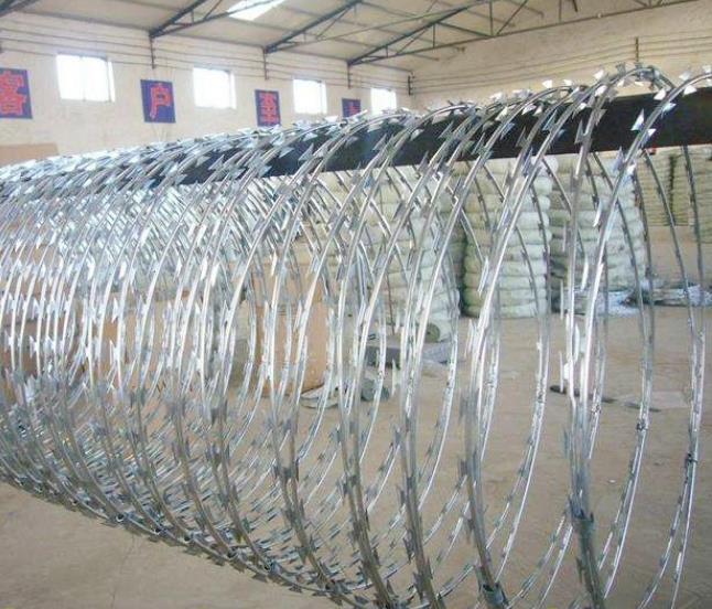 Горячий окунутый провод оцинкованной стали, колючая проволока бритвы концертины