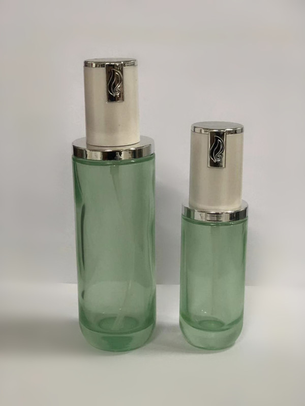 стеклянная бутылка лосьона 30ml с жемчугом цвета просвечивающего зеленого градиента насоса голубым белым