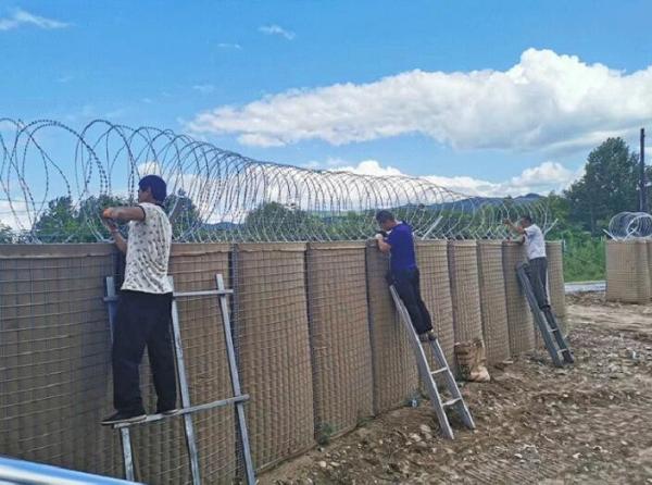 CS Zinc-plated military explosion-proof cage wall, buckle-type sandbag net explosion-proof barrier explosion-proof isola