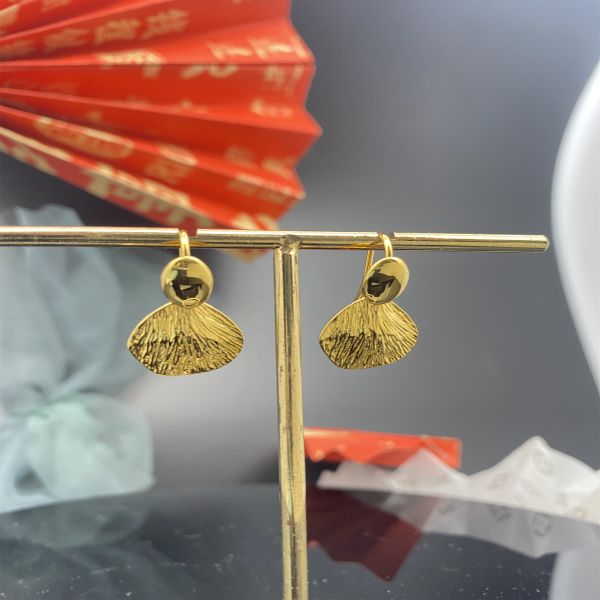 Des boucles d'oreilles en or à la mode