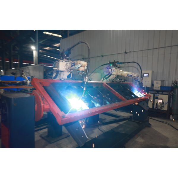The red sweeping disc of the road sweeping vehicle can be equipped with a brush to clean the road surface, garbage, and chassis