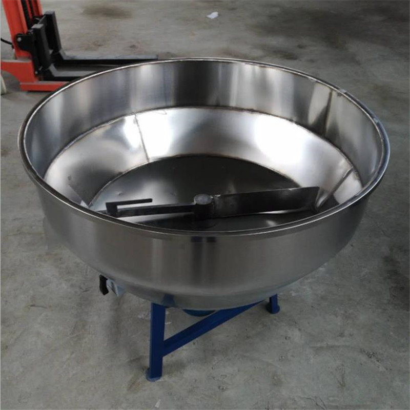 По вертикали пластиковая емкость машины смесителя 150 Кг/Х с колесом ЛДХ-100 1.5кв рицинуса