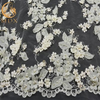 A flor branca do tule 3D ata o bordado de nylon de 80% para o casamento