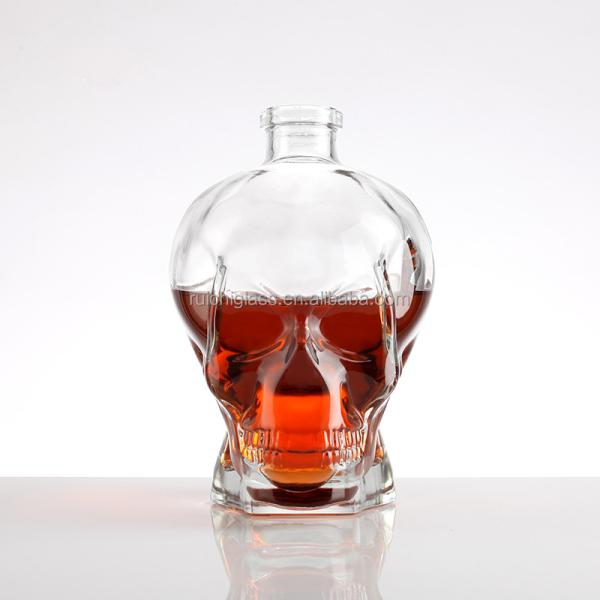 A mais recente garrafa de vodka industrial de 500 ml com tampa de alumínio selada.