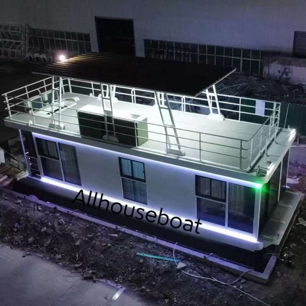 住居室と屋根のラウンジ付きの2階建てのハウボート 旅館と休暇の賃貸に最適