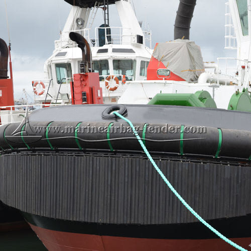 Fender de caucho marino resistente a la intemperie / Fender de remolcador con accesorios de acero inoxidable