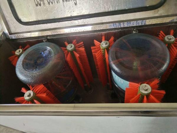 Máquina de escovagem de garrafas de 5 galões semiautomática para bebidas em material de embalagem plástico