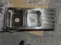 Cubierto comercial de la cocina con tablero de drenaje