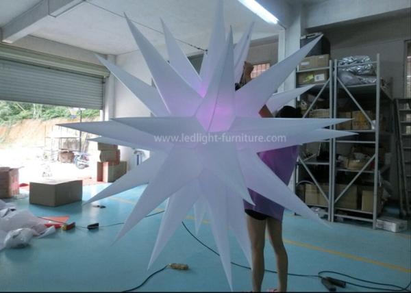 A luz inflável bonita do diodo emissor de luz/decorações de suspensão da estrela ilumina-se para o teto