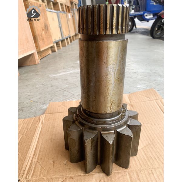 Les dents 28 de l'axe 12 de pignon d'oscillation d'entraînement de pompe hydraulique verrouille l'excavatrice YC135