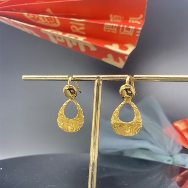 Los pendientes de plumeria de oro de 18 caratos