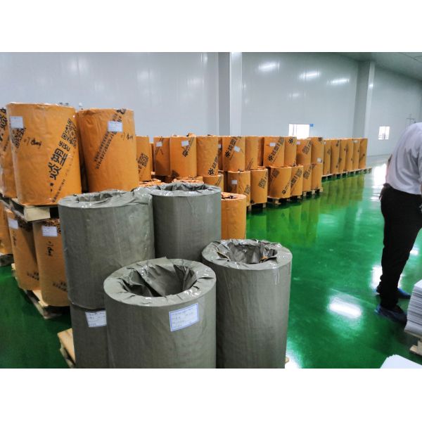 2440 мм Цветная поликарбонатная бриллиантовая плитка 2,5 мм-10 мм безопасная ультрафиолетоустойчивая доска