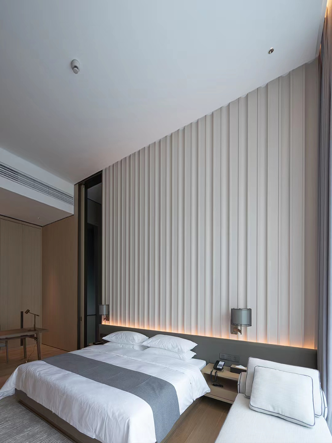 Luxury Hotel Bedroom Furniture King Size Solid Ash Bed Customized