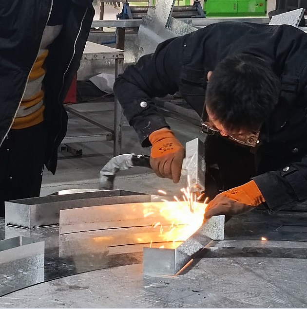 Углеродистая сталь Автоматический металлический вывесок для светодиодного уличного неонного знака