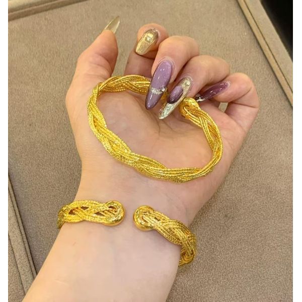 Casual 10Grams 18K Gold au750 Bracelet Timeless Piece Featuring Sleek Finish and Versatile Style for Multiple Occasions