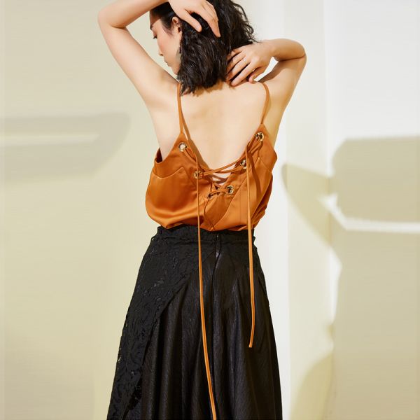 Верхняя часть урожая причудливых безрукавных женщин лета сексуальная