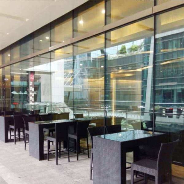 Таблицы ресторана встречного патио высоты установленные на открытом воздухе с водоустойчивыми стульями Адвокатуры патио