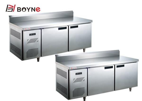 Bancada ocidental da cozinha com a tabela de trabalho traseira do sistema de refrigeração do respingo