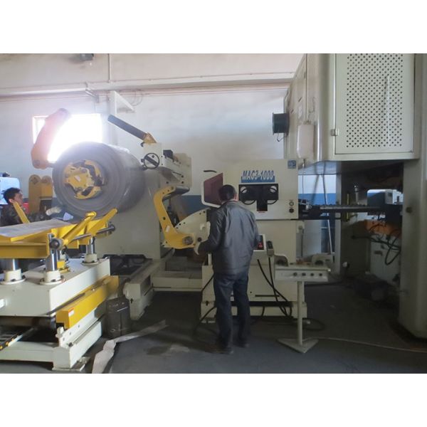 Двойная главная материальная нержавеющая сталь прессы фидера катушки рамки штемпелюя продукцию