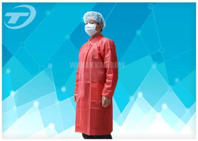 Médico descartável não tecido respirável dos revestimentos do laboratório esfrega com o punho feito malha colar da camisa