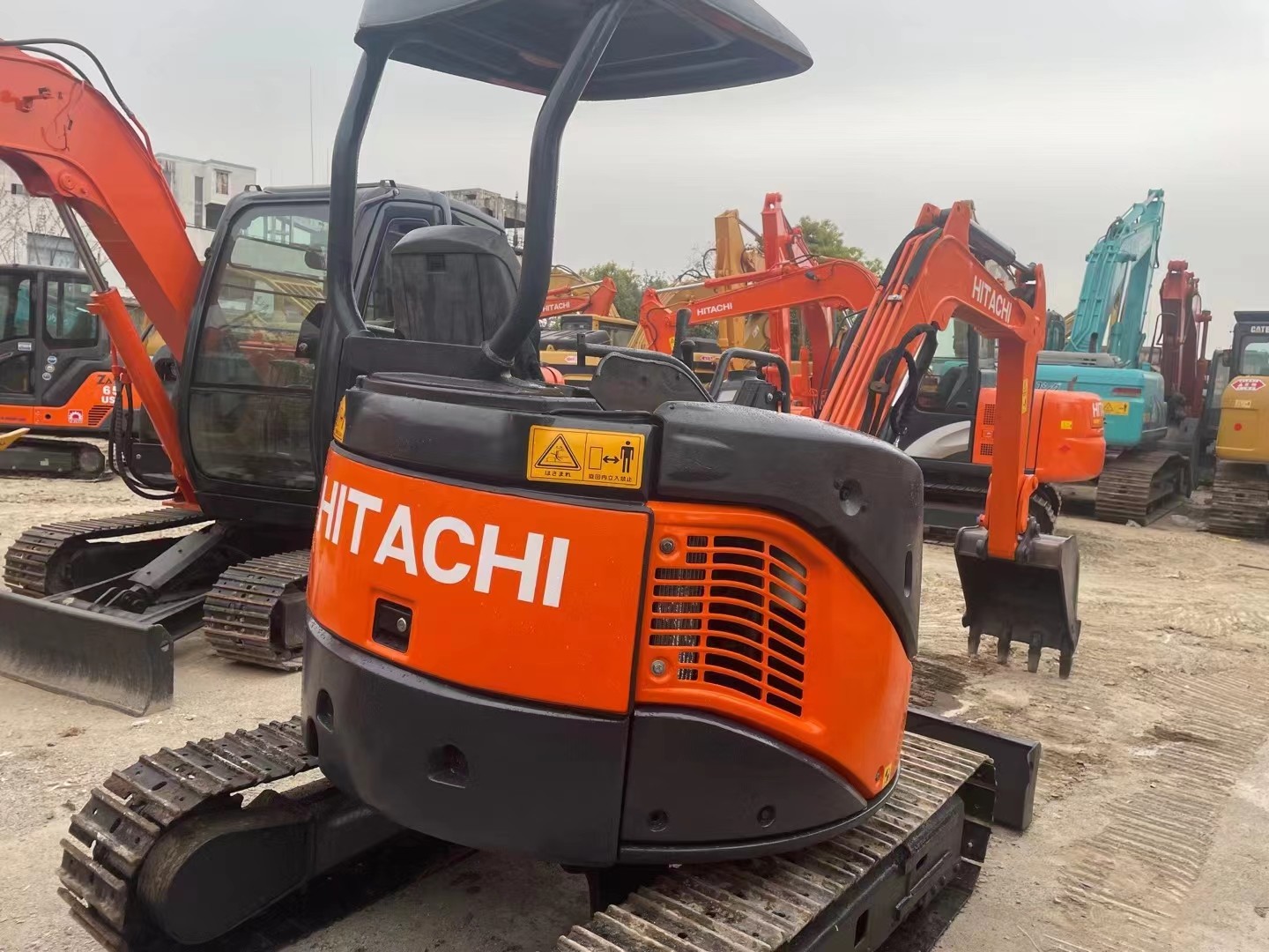 Многофункциональный использованный экскаватор Hitachi Экскаватор Hitachi ZX30U для садов и садов