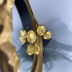 Des boucles d'oreilles en or 18K