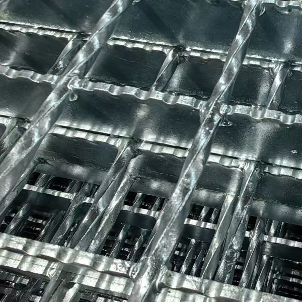 Welded Steel Grating 30mm Pitch Bearing Bars For Welding Process Bright Surface YB/T4001.1-2007