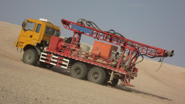 200 meters drilling rig for 3D seismic shothole in desert