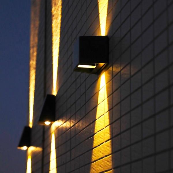 Crepúsculo a alvorecer luz solar fixada na parede de 3.7V 1300mAh para cima e para baixo a lâmpada exterior