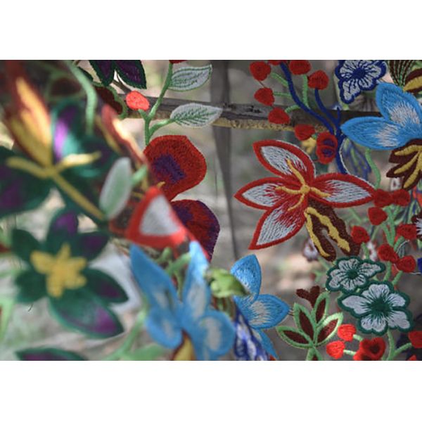 Tela floral bordada coloreada multi del cordón del poliéster para las altas costuras