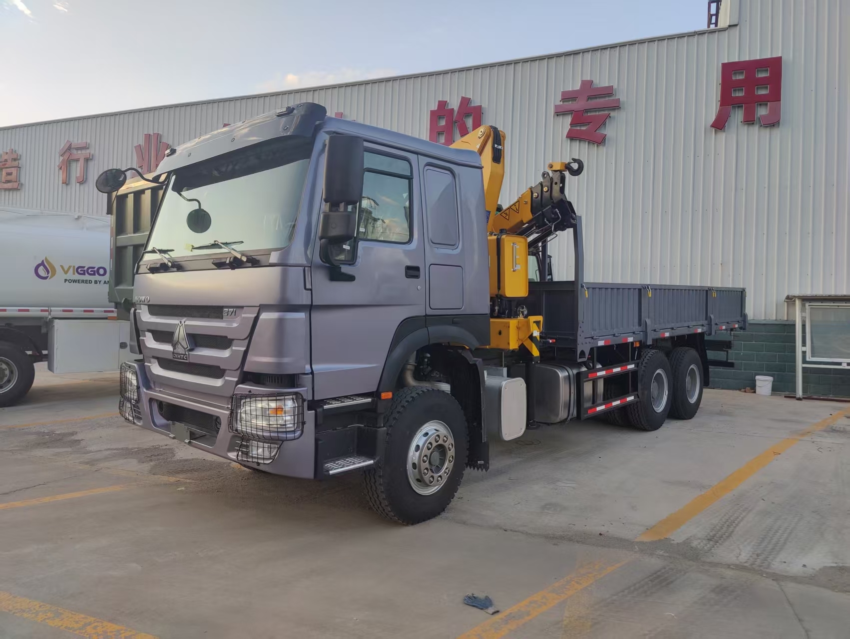 SINOTRUK HOWO Truck Mounted Crane with XCMG SQ5ZK3Q Knuckle Boom