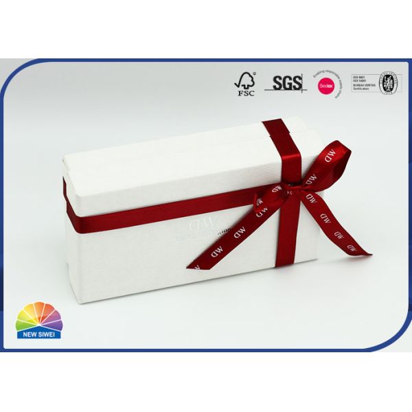 Штемпелевать серебра подарочной коробки бумаги украшенную красной лентой изготовленную на заказ горячую