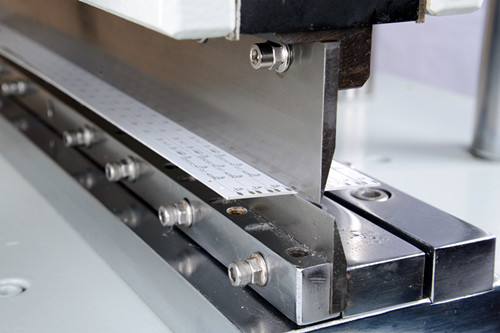 0.7Mpa PCB V Cut Machine Online Пневматический 3,5 мм линейный лезвие 330 мм Электромагнитное управление клапаном