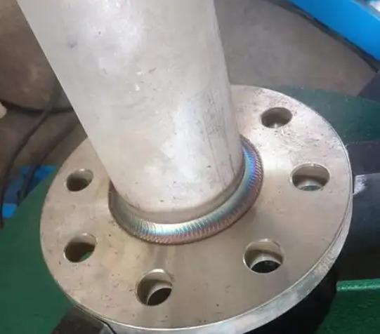 Automatic argon arc welding equipment for flanges equipped with arc pressure tracking