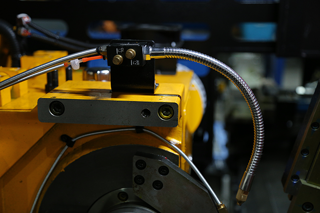 Scie circulaire CNC à poussée horizontale 4P 7.5KW pour la coupe de métaux