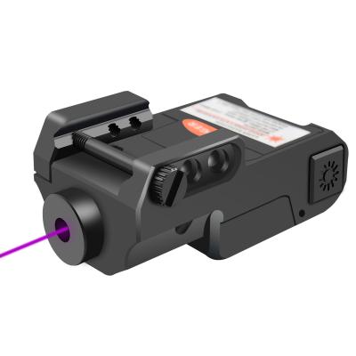 o laser roxo da espingarda 405nm observa com o entalhe fixo do parafuso da mola
