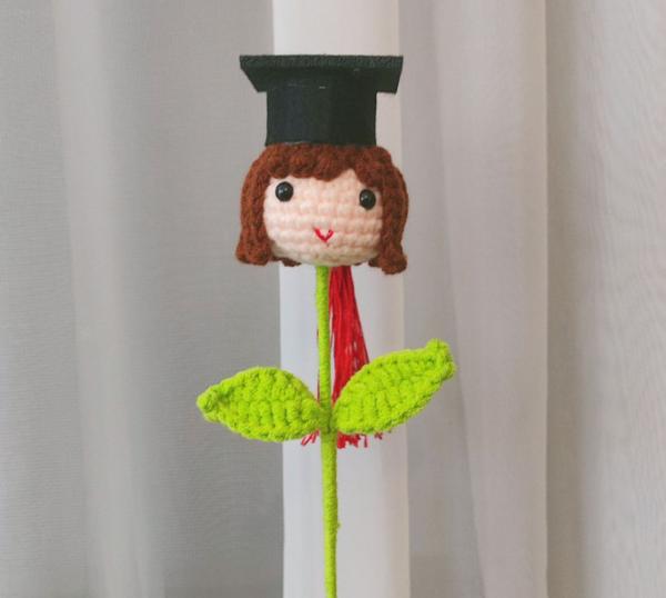 Productos acabados hechos a mano de horquilla, sombrero médico de graduación, ramos de flores con motivos de niños, niñas y animales, ramos de flores de lana escolar de punto y de horquilla