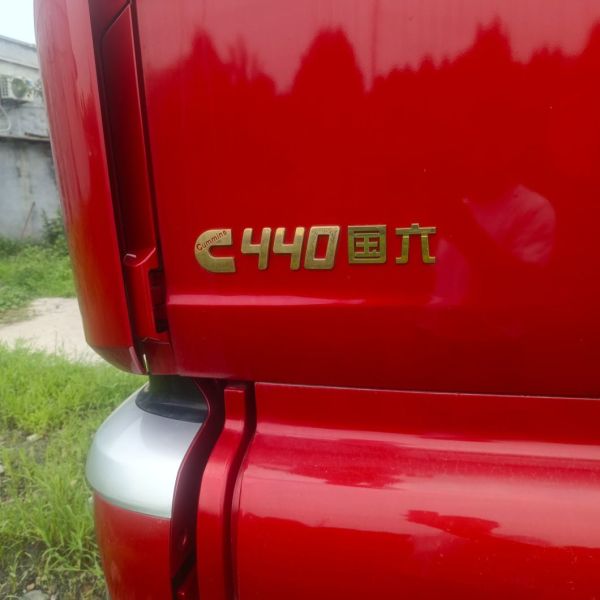 Shaanxi Automobile Delong 6X4 Diesel Tractor Truck Sales for Towing Semi Trailer Needs