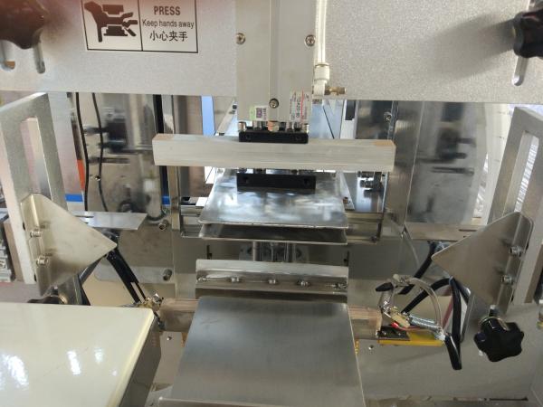Xinyun Handwheels Tissue Paper Packaging Machine Selectable Size Food Packaging