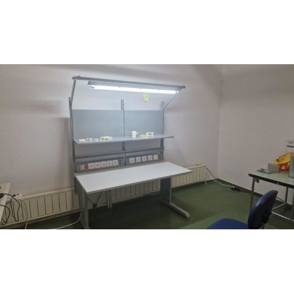 Специализированный рабочий стол ESD для электрических и электронных техников.