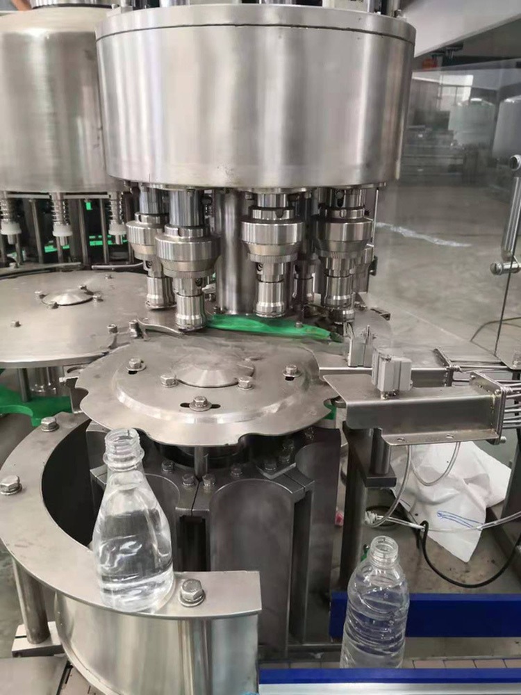 Автоматическая машина для заполнения бутылок с водой для напитков