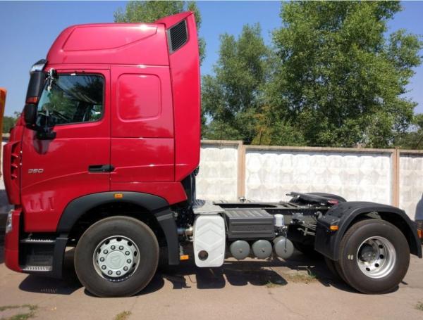 300LタンクHowo A7のトラクターのトラック4×2のCamionのユーロ2のディーゼル燃料のタイプ