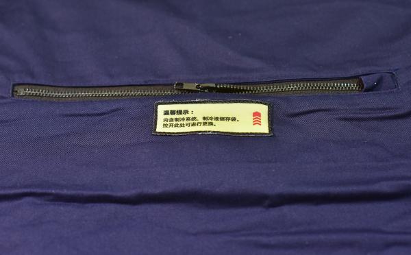 Vêtements de travail pour hommes à l'aide d'un système de climatisation respirant et de refroidissement