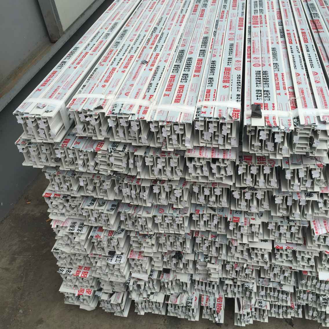 Штранг-прессования дверной рамы черный Bifold дверей/окна алюминиевые зашкурят поверхность взрыва обрабатывая 6063-T5