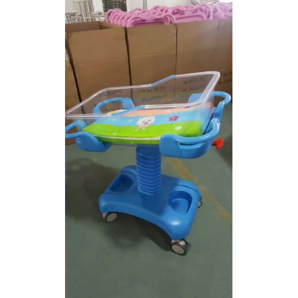 Height Adjustment Hospital Baby Beds / Swing Bed Hospital With Plastic Bassinet